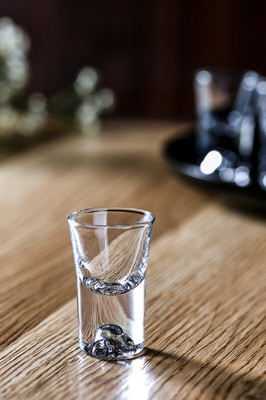 白酒杯里缺的，岂止是酒